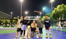 爱游戏体育-篮球明星与球迷的温暖互动